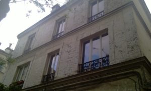 La maison de Léon 58, rue de Saussure, où vivait la famille de Léon et où furent arrêtées son épouse Sarah et sa fille Estelle à la suite d'une dénonciation